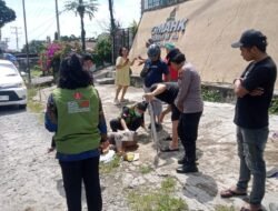Kapolsek Siantar Marihat Evakuasi Warga Diduga ODGJ Tergeletak Lemas di Jalan Parapat KM 6