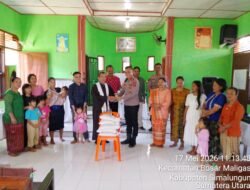 Kapolsek Bosar Maligas Salurkan Bansos kepada Jemaat GKPI, Wujud Nyata Polri Hadir dan Peduli Masyarakat