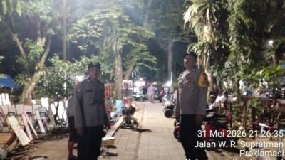 Polsek Siantar Barat Patroli Jalan Kaki Malam Hari di Taman Bunga