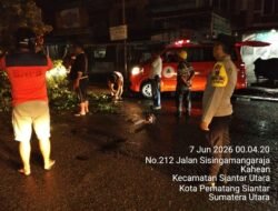 Polsek Siantar Utara Gerak cepat atasi Pohon Tumbang