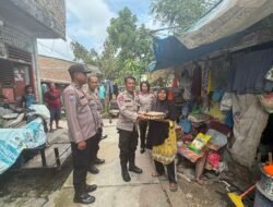 Sambut HUT Bhayangkara Ke 80 Tahun 2026, Polsek Siantar Utara Berikan Bansos kepada Warga Kurang Mampu door tu door