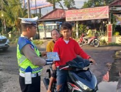 Sat Lantas Polres Pematang Siantar bagi brosur tertib berlalulintas kepada pengendara
