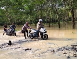 Tidak Kenal Lelah, Personel Polsek Bosar Maligas Bantu Korban Bencana Alam