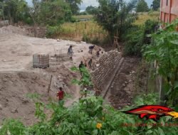 Warga Pertanyakan Pembangunan di Bibir Sungai Binanga Bulu, Diduga Berada di Kawasan Sempadan Sungai
