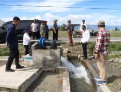 Tim UK FCDO, Bapperida Sumut dan Pemkab Samosir Tinjau Implementasi Pompa Air Tenaga Surya di Desa Sibonor Ompuratus