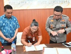 PEMERINTAH DAERAH BERSAMA POLRES HUMBAHAS TANDATANGANI NPHD PILKADES SERENTAK