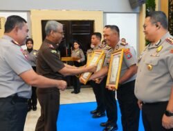 Kapolres Simalungun AKBP Marganda Aritonang Terima Dua Piagam Penghargaan Langsung dari Kapolda Sumut