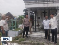 Cegah Banjir, Bhabinkamtibmas Polsek Siantar Selatan Turun Gotong Royong Bersama Warga