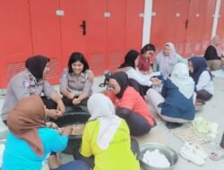 Polwan Turun ke Dapur Umum, Personel Samapta Distribusikan Air Bersih bagi Korban Banjir Bandang Dolok Batu Nanggar