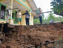 Bhabinkamtibmas Polsek Siantar Martoba Sambangi Warga Korban Longsor