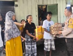 Polsek Siantar Martoba Dampingi Komunitas Bankom Berikan Bansos kepada Warga Korban Bencana Alam