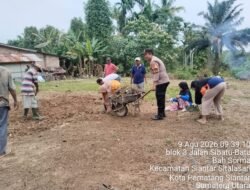 Polsek Siantar Martoba Bersama Warga Bersihkan Tempat Perlombaan Sambut HUT Kemerdekaan RI Ke 81