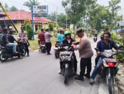 Sambut, HUT RI Ke 81, Polsek Siantar Martoba Bagikan Bendera Merah Putih kepada Masyarakat