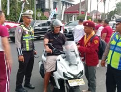 Sambut HUT RI Ke-81, Polres Pematangsiantar Bagikan Bendera Merah Putih kepada Masyarakat