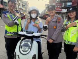 Sambut Hari Jadi Polwan Ke 78, Polres Pematang Siantar Gatur Lalin, Bagikan Bunga dan Coklat Kepada Warga Tertib Lalu Lintas