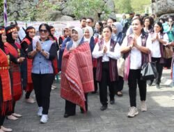 Istri Wagubsu Puji Jalan di Samosir, Mulus Sepanjang Jalan Menuju Desa Hariarapohan