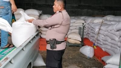 Polsek Siantar Selatan Dampingi Penjualan Jagung Petani Binaan di Bulog Cabang Pematangsiantar