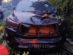 Polsek Siantar Timur Bersihkan Pohon Tumbang di Jalan Danau Maninjau
