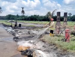 BPBD Simalungun Turunkan Armada Damkar Bantu Padamkan Kebakaran Kolam Limbah PKS PTPN IV Kebun Dolok Ilir