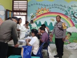 Bhabinkamtibmas Polsek Siantar Utara Monitoring Pembagian Banpang Beras Kepada Masyarakat