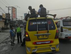 Sat Lantas Polres Pematangsiantar Edukasi Supir Angkutan Tidak Naikkan Penumpang ke Atap Kendaraan.