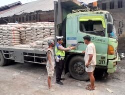 Sat Lantas Polres Pematang Siantar Bagikan Stiker Tertib Berlalu Lintas