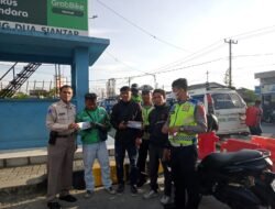 Sat Lantas Polres Pematangsiantar Bagikan Brosur Tertib Berlalulintas Kepada Masyarakat