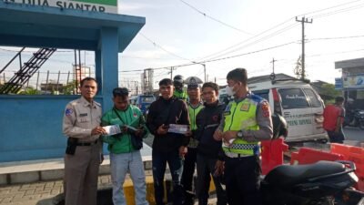 Sat Lantas Polres Pematangsiantar Bagikan Brosur Tertib Berlalulintas Kepada Masyarakat