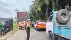 Antisipasi Macet Berkepanjangan, Satlantas Polres Simalungun Atasi Kemacetan Akibat Truk Mogok di Simpang Marjandi