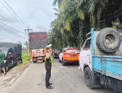 Antisipasi Macet Berkepanjangan, Satlantas Polres Simalungun Atasi Kemacetan Akibat Truk Mogok di Simpang Marjandi