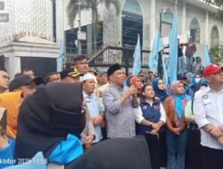 MEMANAS! Buruh Sumut Ultimatum DPRD Sumut di Depan Gerbang: “Telepon Bang Dasco Sekarang! Kami Tak Butuh Kalimat Penyejuk, Kalau Tuntutan Disusupi Kami Akan Masuk ke Dalam!”*