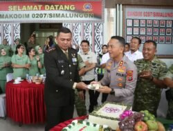 Kapolres Simalungun Pimpin Kunjungan HUT TNI Ke-81 ke Enam Markas Komando TNI, Tukar Cenderamata dengan Dandim 0207/Simalungun