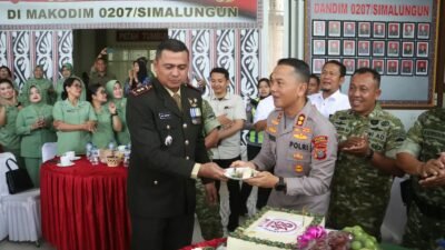 Kapolres Simalungun Pimpin Kunjungan HUT TNI Ke-81 ke Enam Markas Komando TNI, Tukar Cenderamata dengan Dandim 0207/Simalungun