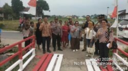 Polsek Siantar Marihat Renovasi Jembatan Merah Putih di Kelurahan Suka Raja