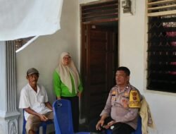 Bhabinkamtibmas Bantu Daftarkan Warga Kurang Mampu Untuk Dapatkan Bansos PKH dan BPNT