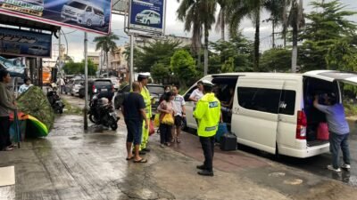 Sat Lantas Polres Pematangsiantar Edukasi Tertib Berlalu Lintas di Halte Travel Platinum & Boby Paradep