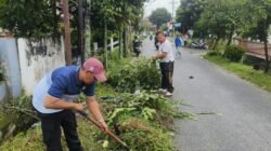 Polsek Siantar Barat Gotong Royong Bersama Warga