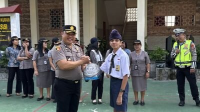 Selamatkan Generasi Muda dari Narkoba, Wakapolres Simalungun Bina Upacara di Sekolah Assisi dan Dorong Literasi AI