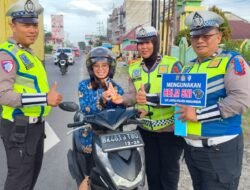 Tebar Kepedulian di Jalan, Satlantas Polres Simalungun Bagikan Helm dan Cokelat saat Ops Patuh Toba 2026