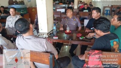 Kapolsek Siantar Timur Bersama Personil Kumpul Bersama Warga