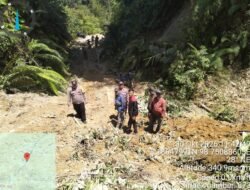 Polsek Dolok Silou Bersama Warga Gotong Royong Bersihkan Material Tanah Bencana Alam Longsor di Dusun Batu Holing